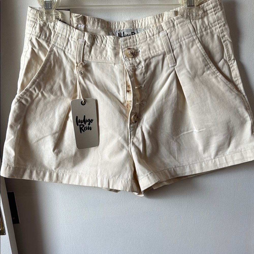 Indigo Rein Women's Cream Shorts